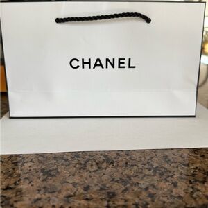 New York CHANEL White and Black Gift Bag